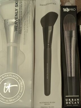 3 NIB High-end Makeup Brush Bundle UD, IT Cosmetics And BareMinerals